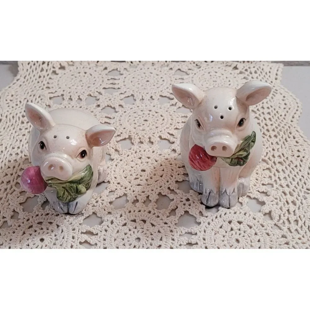 Vtg Fitz And Floyd. Percy The Pig Salt & Pepper Shakers On Lettuce Shaped Plate.